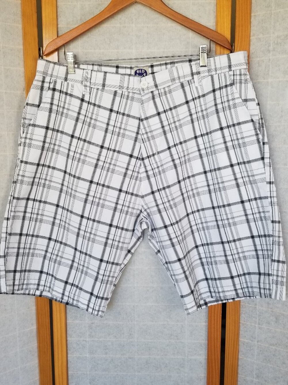Men's Red Snap Plaid Shorts Size 40 Gray Cotton Blend Flat Front Preppy